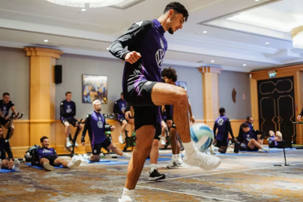 维尔茨荣获“年度足球先生”奖杯