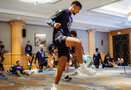 维尔茨荣获“年度足球先生”奖杯