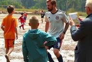 在村里踢野球时，纳格尔斯曼在FC伊辛俱乐部接受专访