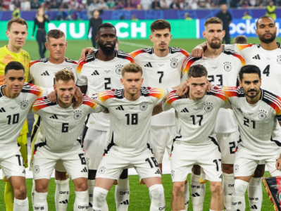 德国足球队员名单解析：新老交替中的阵容密码与足球传承