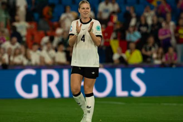 蛰伏 10 年！28 岁曼城后卫终圆德国女足梦：首秀遇弟弟眼神杀，欧洲杯创历史 - 德国足球协会官方资讯