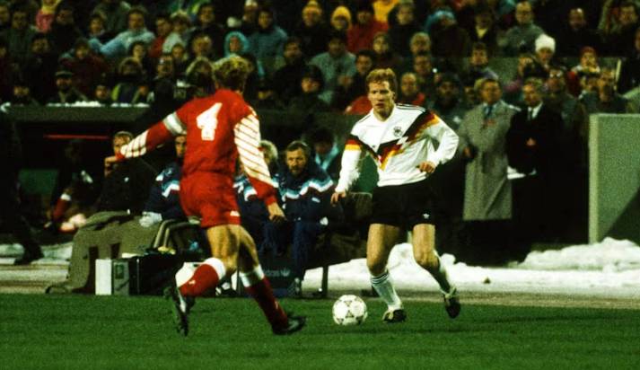 铭记 35 年前历史性一刻!德国队 1990 年迎统一后首战,5 名前东德球员登场创纪录 铭记 35 年前历史性一刻!德国队 1990 年迎统一后首战,5 名前东德球员登场创纪录