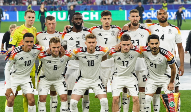 德国足球队员名单解析:新老交替中的阵容密码与足球传承 德国足球队员名单解析:新老交替中的阵容密码与足球传承